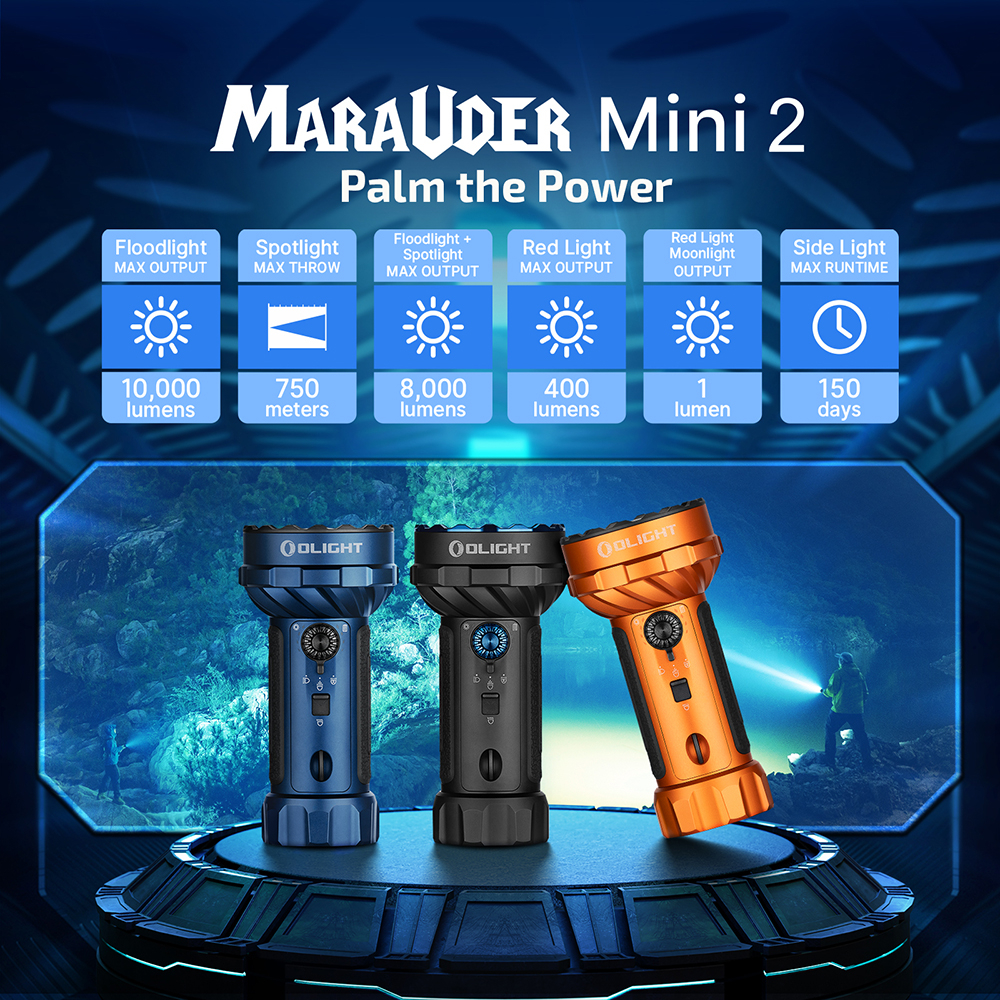 Drei Olight Marauder Mini 2 Taschenlampen in Blau, Schwarz und Orange auf einer Bühne.
