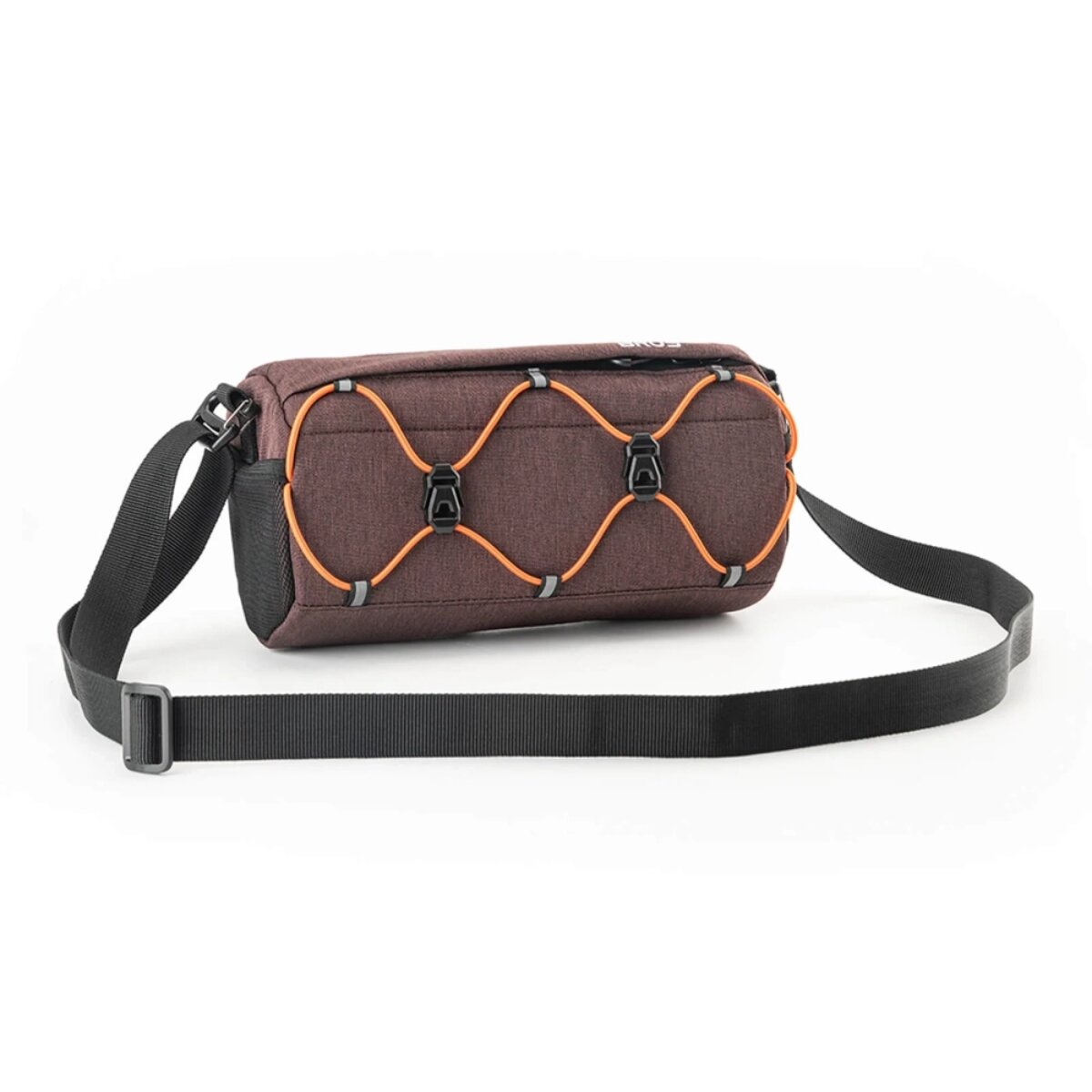 Braune Tasche mit orangefarbenen Kordeln und schwarzem Gurt auf weißem Hintergrund.