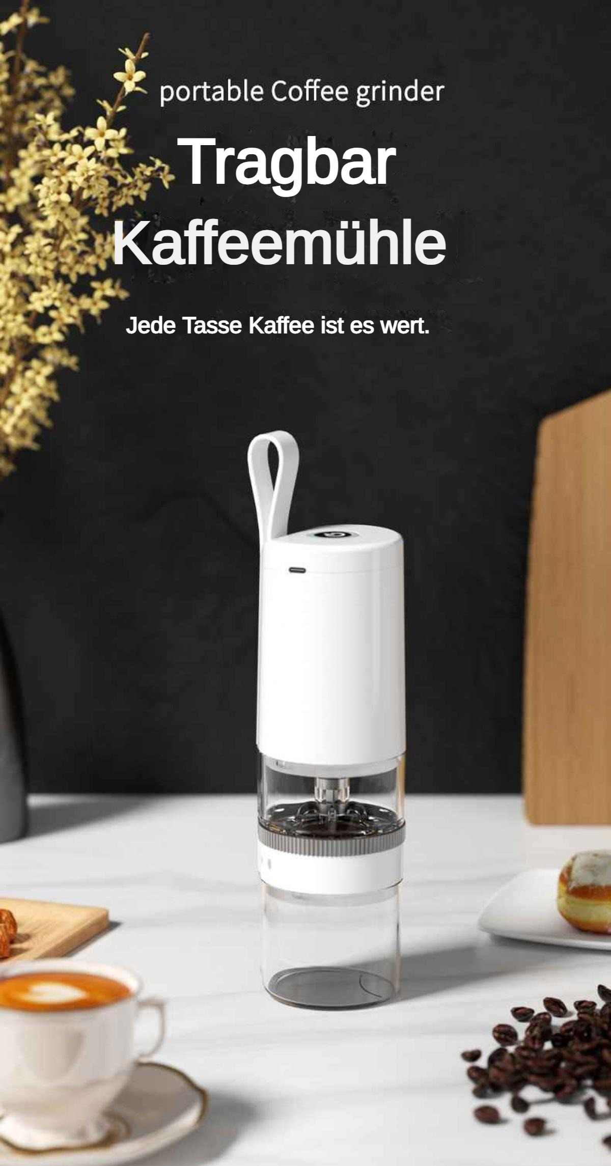 Ein weißer tragbarer Kaffeemühle steht neben einer Kaffeetasse und Kaffeebohnen.