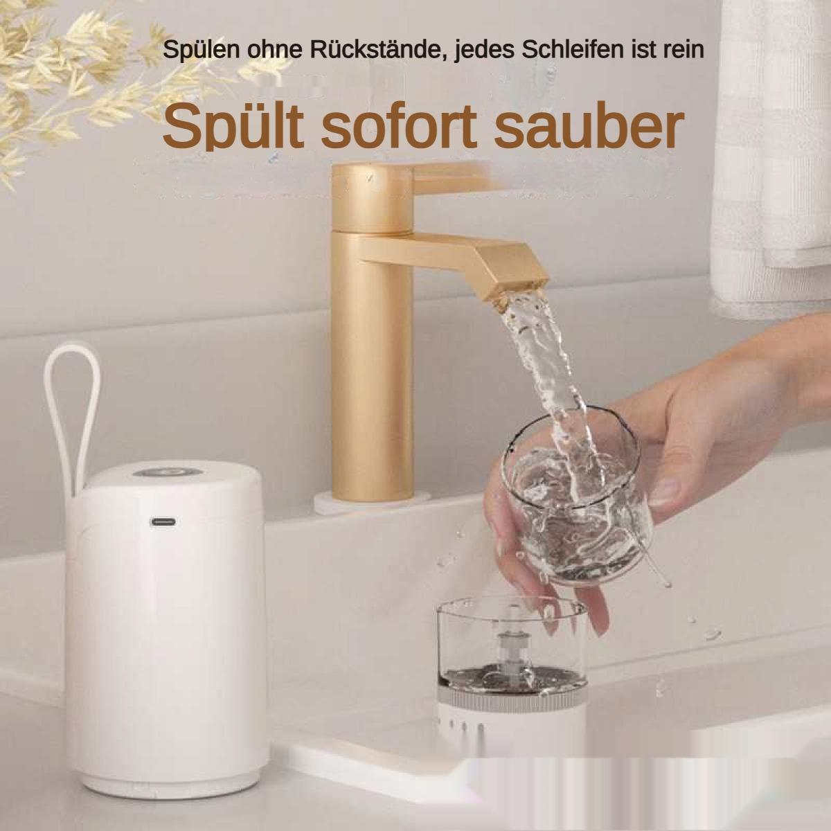 Goldener Wasserhahn, der Wasser in ein Glas füllt, neben einem weißen Seifenspender.