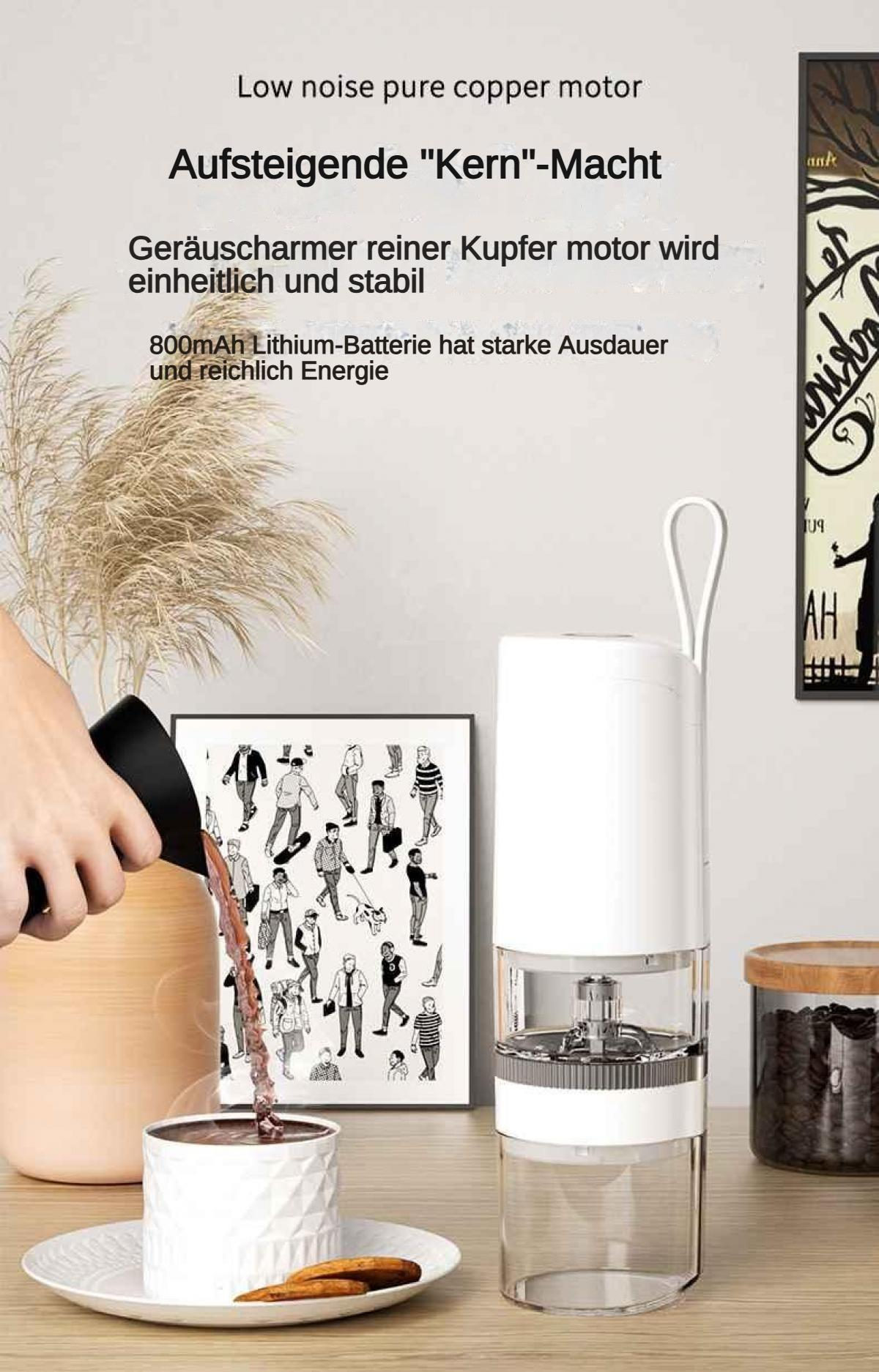 Eine Hand gießt Kaffee in eine Tasse neben einem weißen Mahlwerk.