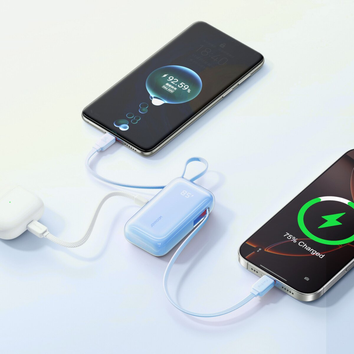 Ein blaues Powerbank lädt zwei Handys und ein Ladecase.