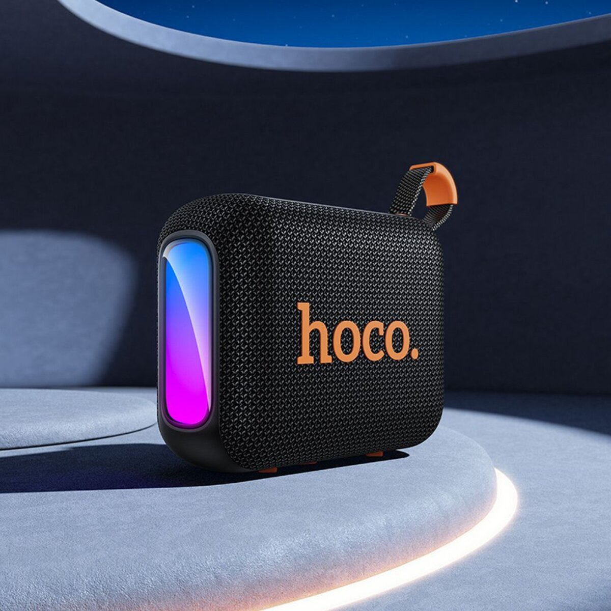 Altoparlante Hoco nero con logo arancione e spia di carica.