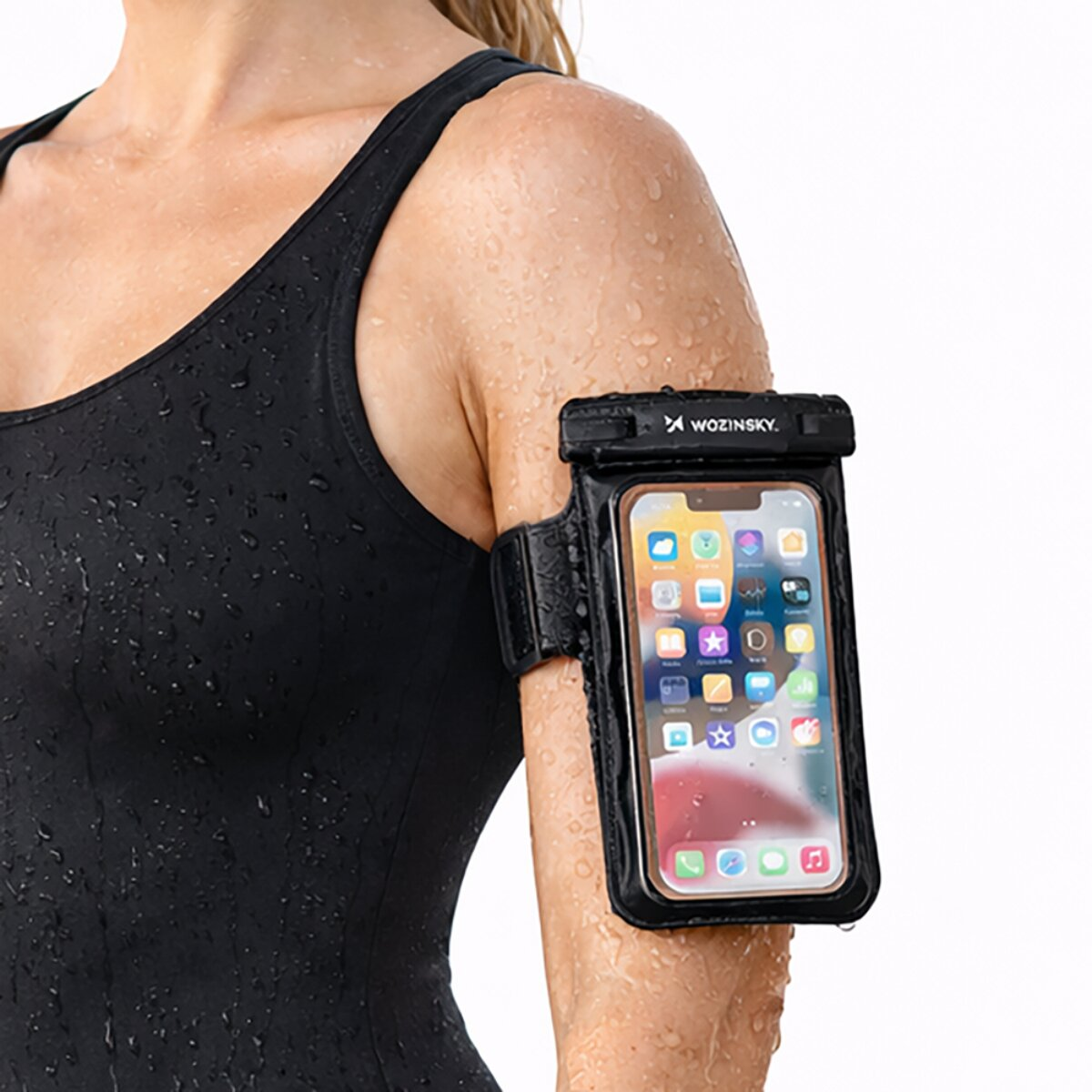 Wasserdichte Handyhülle am Arm einer Person im schwarzen Sport-Top, mit Wassertropfen.