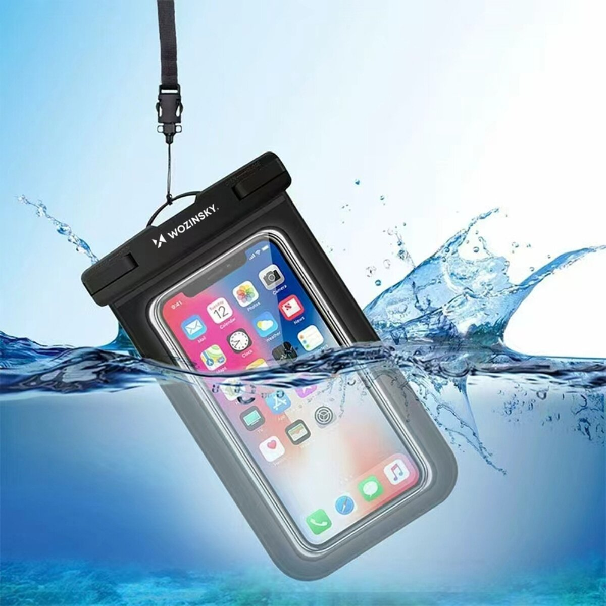 Wasserdichte Handyhülle mit Lanyard wird in Wasser getaucht.