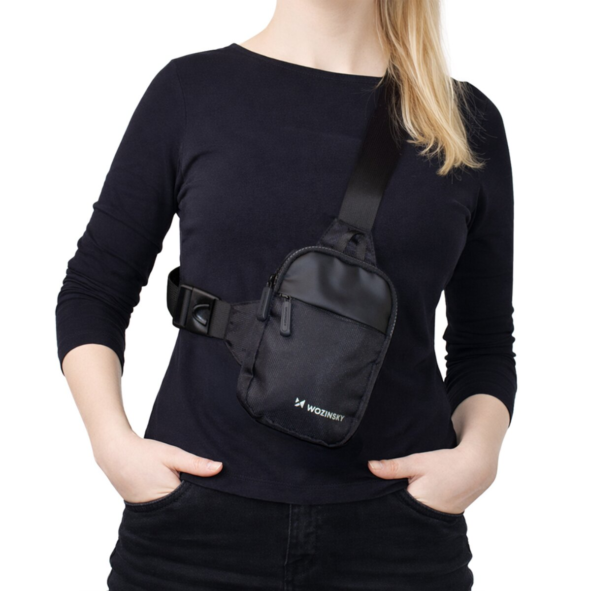 Una donna con una borsa a tracolla nera con logo WOZINSKY.