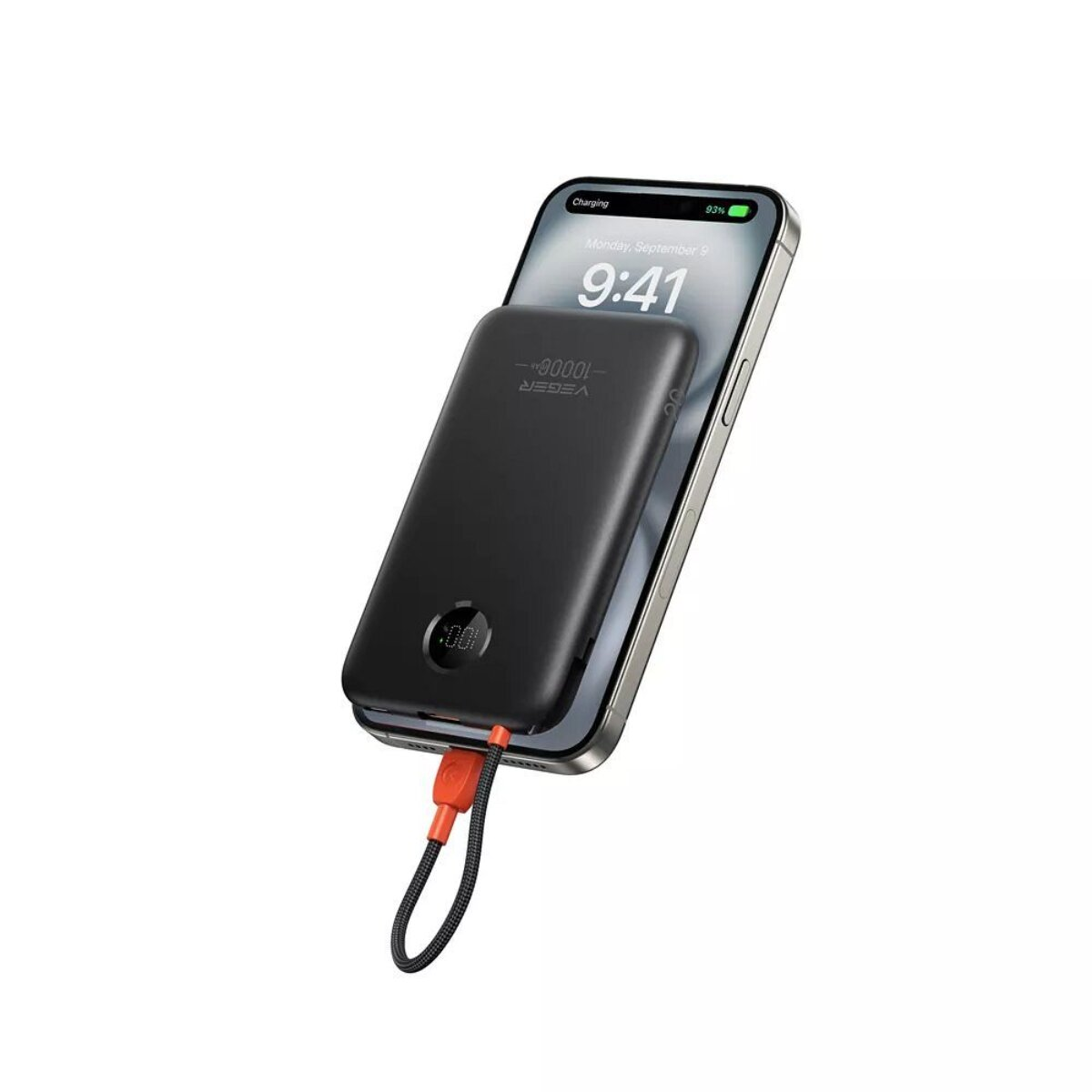 Schwarze Powerbank lädt ein silbernes Handy. Ein orangefarbenes Kabel verbindet sie.
