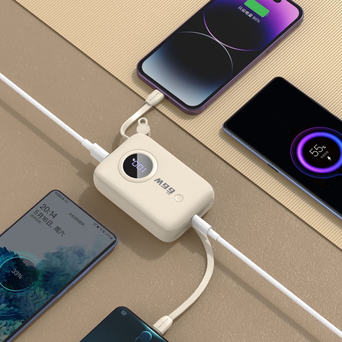Ein cremefarbener Powerbank lädt drei Smartphones auf, die auf einer gemusterten Oberfläche liegen.