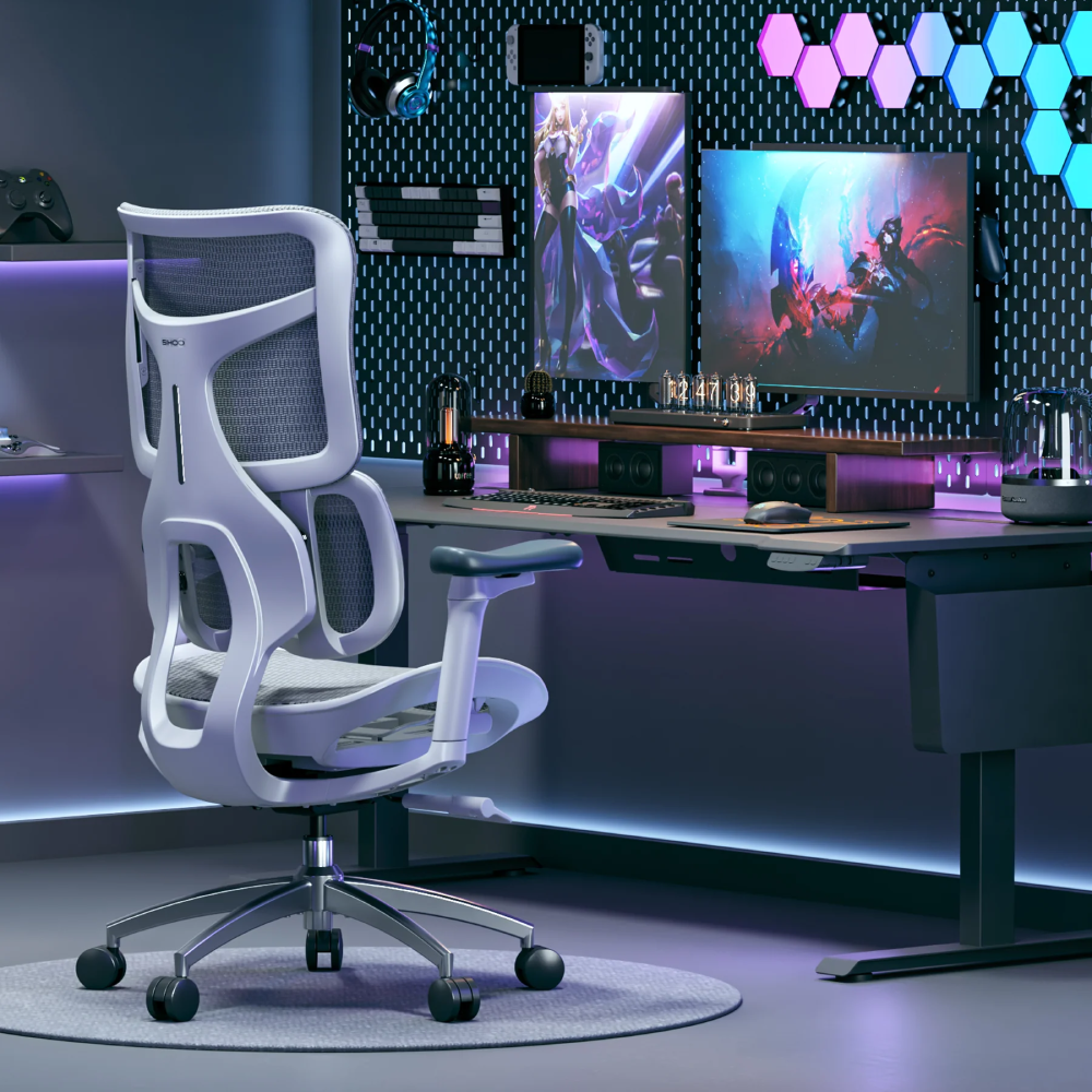 Ein Gaming-Setup mit weißem Stuhl, Schreibtisch, Monitoren und farbiger Beleuchtung.