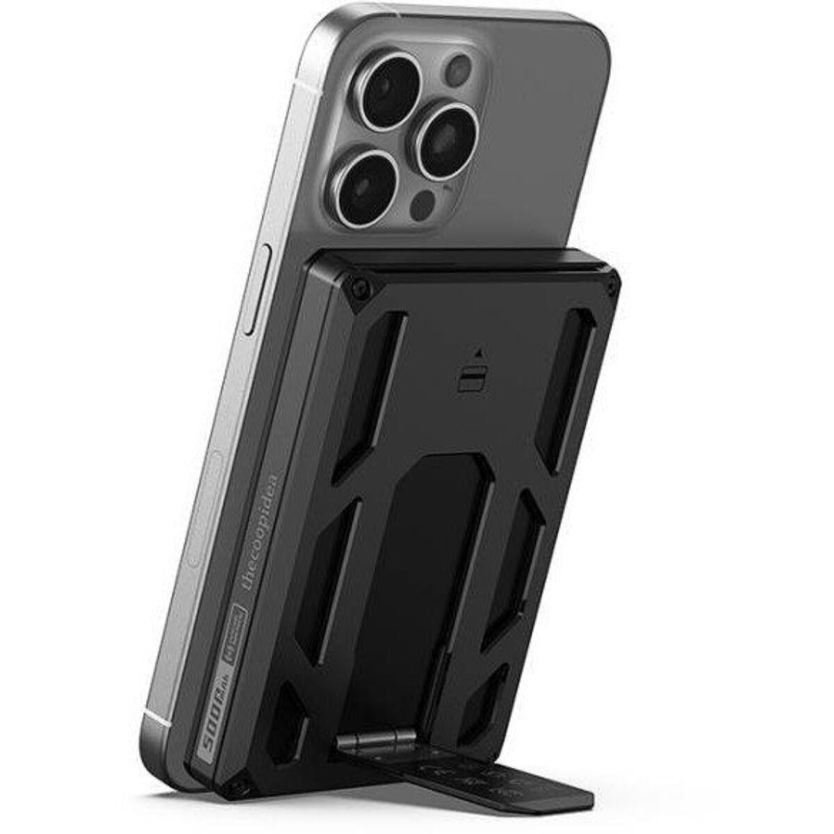 Ein schwarzer Akkupack mit Ständer ist an der Rückseite eines silbernen iPhones befestigt.