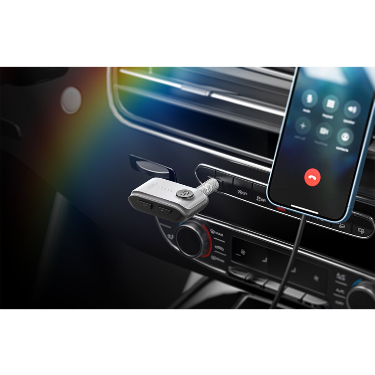 Ein Bluetooth-Adapter im Auto, verbunden mit einem Smartphone, das einen Anruf anzeigt.