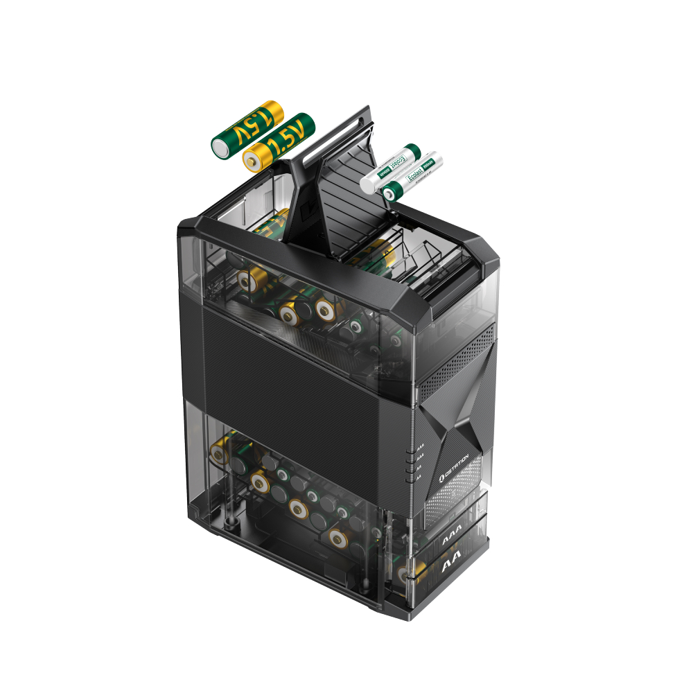 Un organizer trasparente per batterie contiene batterie AA e AAA, con alcune batterie sfuse sopra.