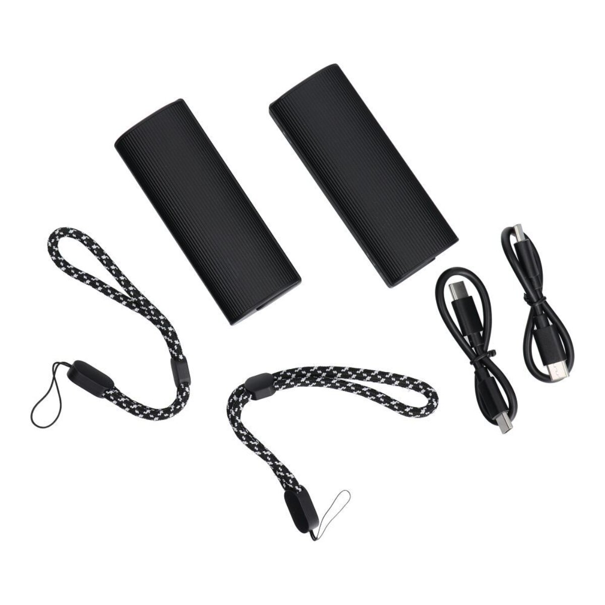 Zwei schwarze externe Festplatten mit zwei Lanyards und zwei USB-Kabeln.