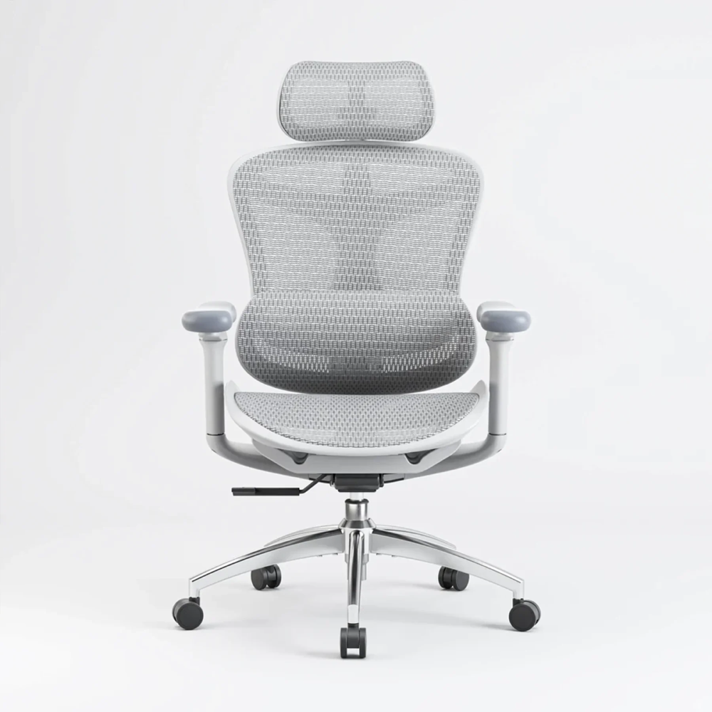 Un fauteuil de bureau gris en maille avec repose-tête et roulettes.
