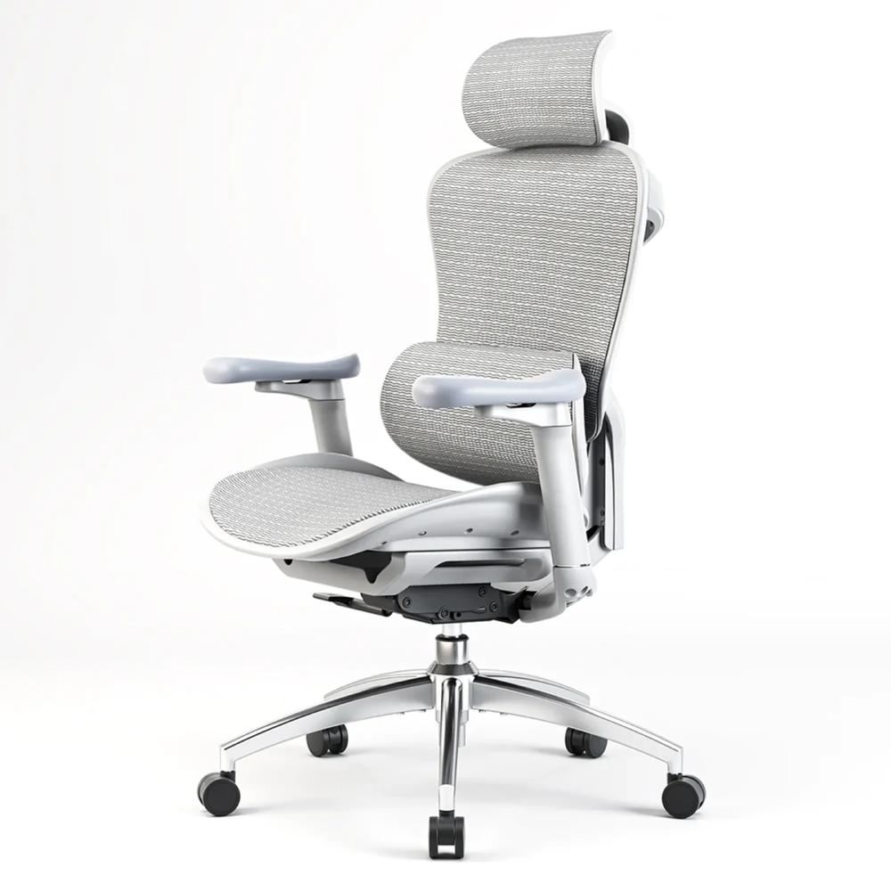 Un fauteuil de bureau gris moderne avec dossier en maille et accoudoirs réglables.
