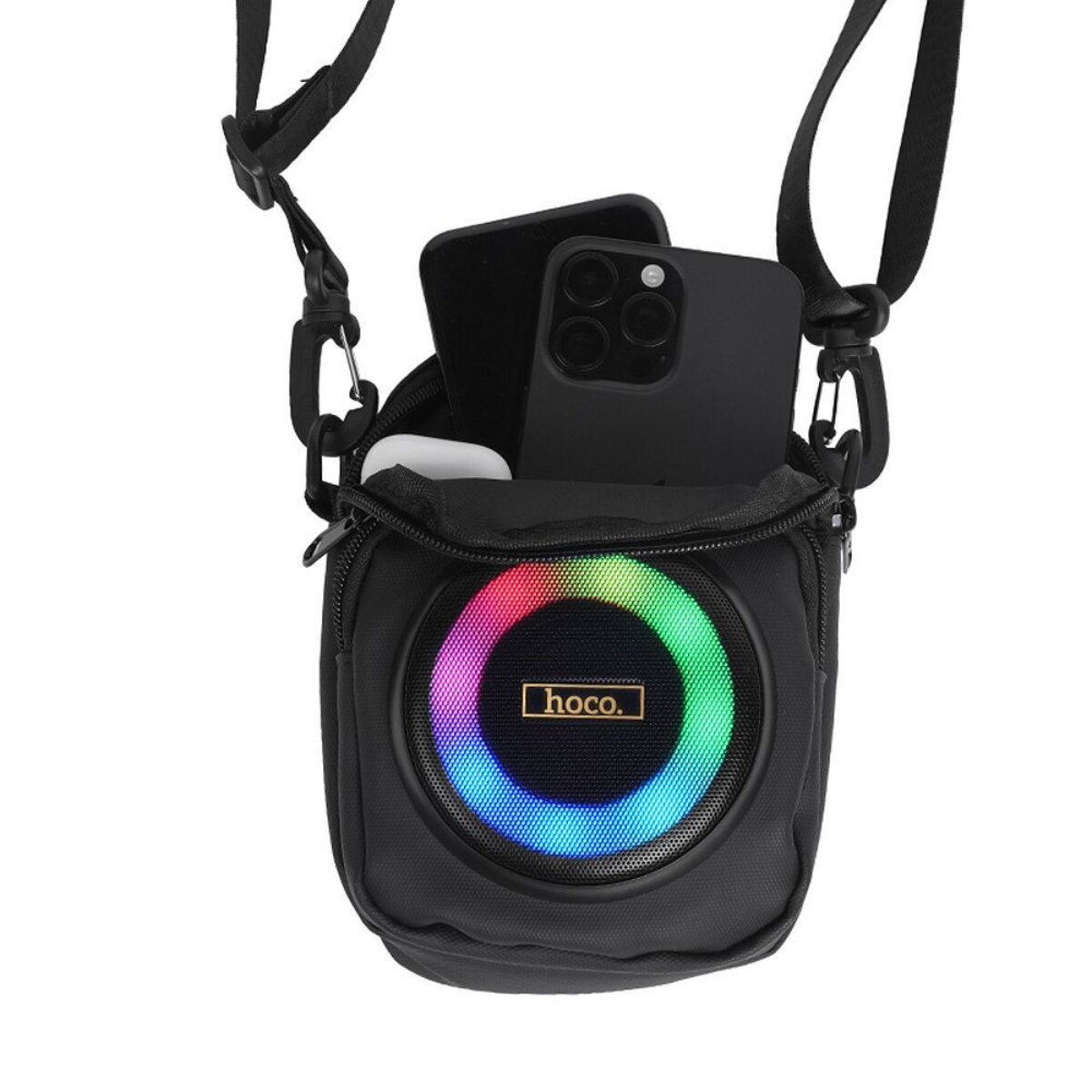 Schwarze Tasche mit leuchtendem Lautsprecher, darin ein Handy und Kopfhörer.