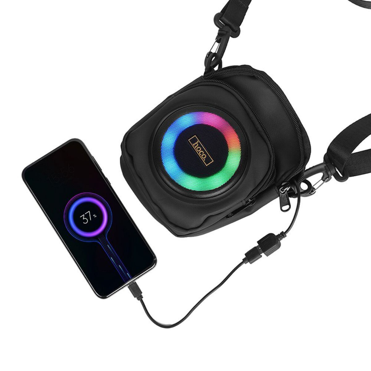 Schwarze Tasche mit buntem Lichtring-Lautsprecher, lädt ein Handy mit 37% Akku.