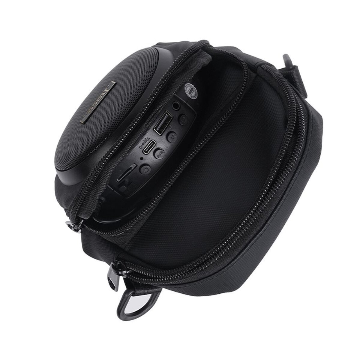 Schwarze Tasche mit offenem Reißverschluss, der USB-Anschlüsse und Tasten zeigt.