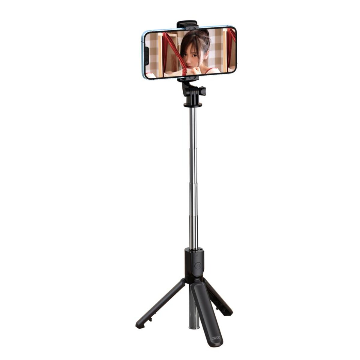 Ein Handy wird von einem Selfie-Stick mit Stativ gehalten, der eine Person auf seinem Bildschirm anzeigt.