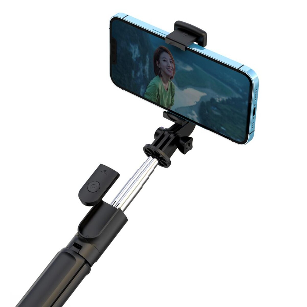 Ein Smartphone auf einem Selfie-Stick mit einer Frau im Bild.