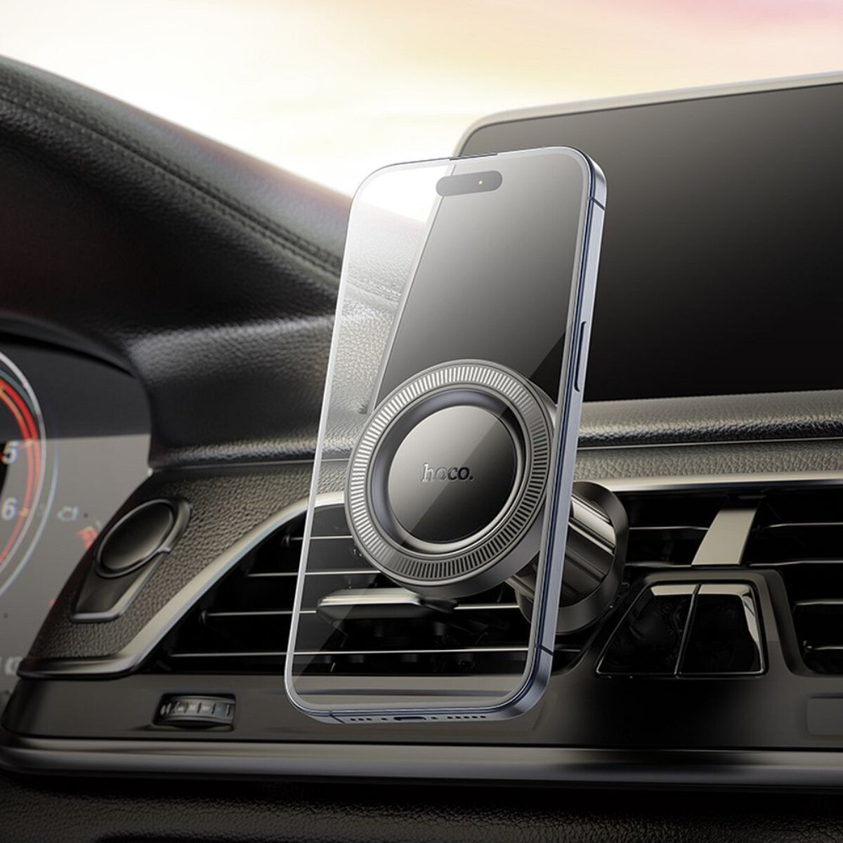 Ein transparentes Handy wird von einem magnetischen Autohalter an einem Lüftungsschlitz gehalten.