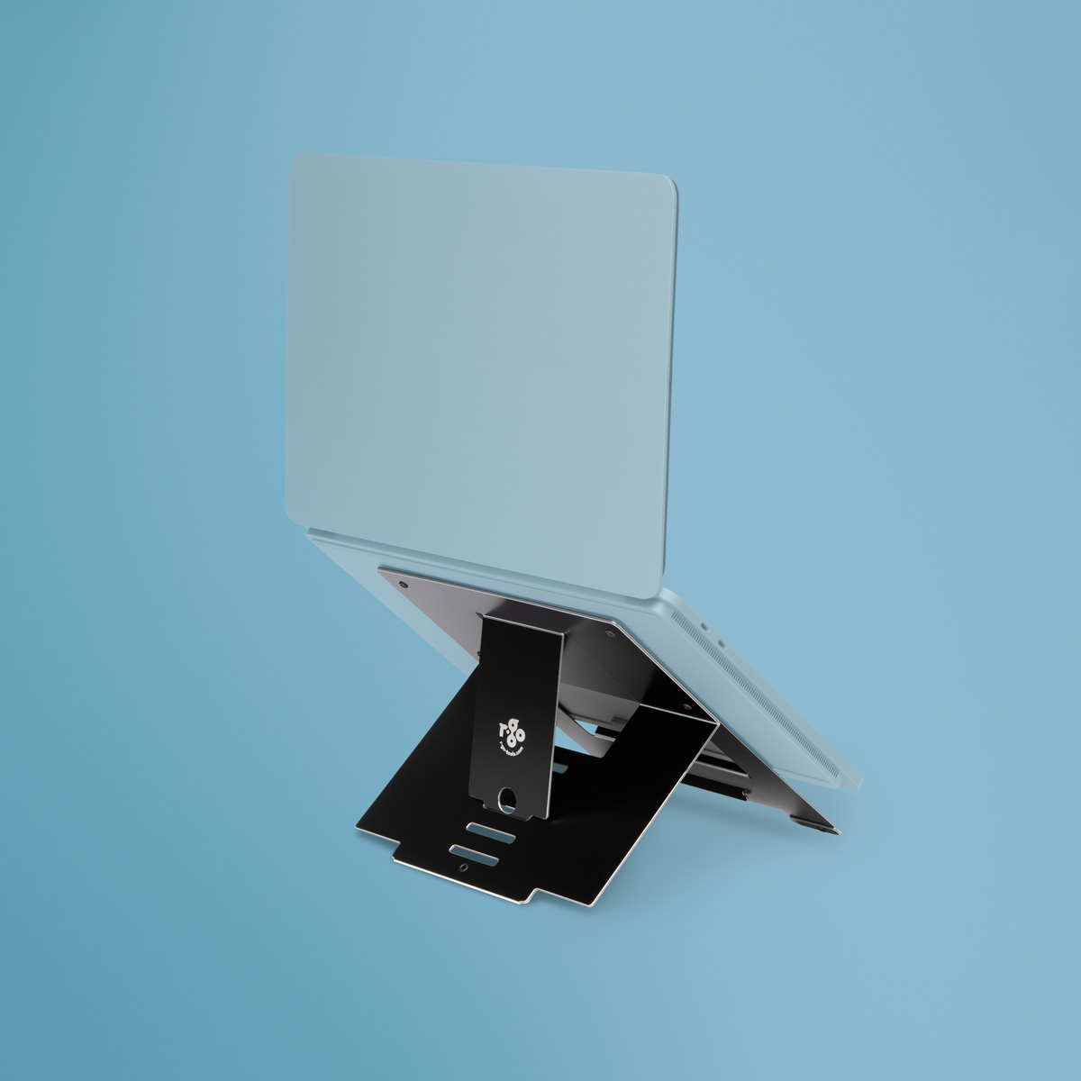 Ein hellblauer Laptop ist auf einem schwarzen Ständer vor einem schlichten blauen Hintergrund aufgestellt.