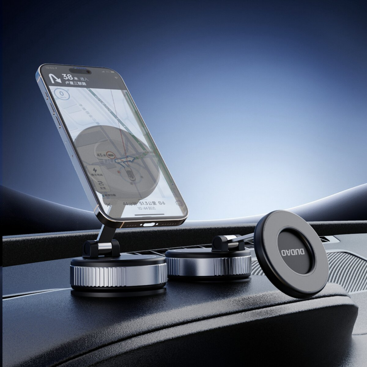 Ein Smartphone mit Navigations-App auf einem Auto-Armaturenbretthalter.