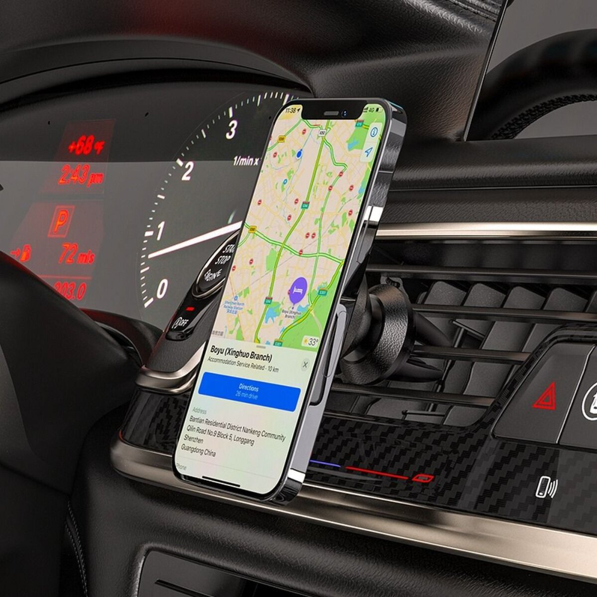 Ein Smartphone mit Navigations-App ist in einem Auto an einem Lüftungsschlitz befestigt.