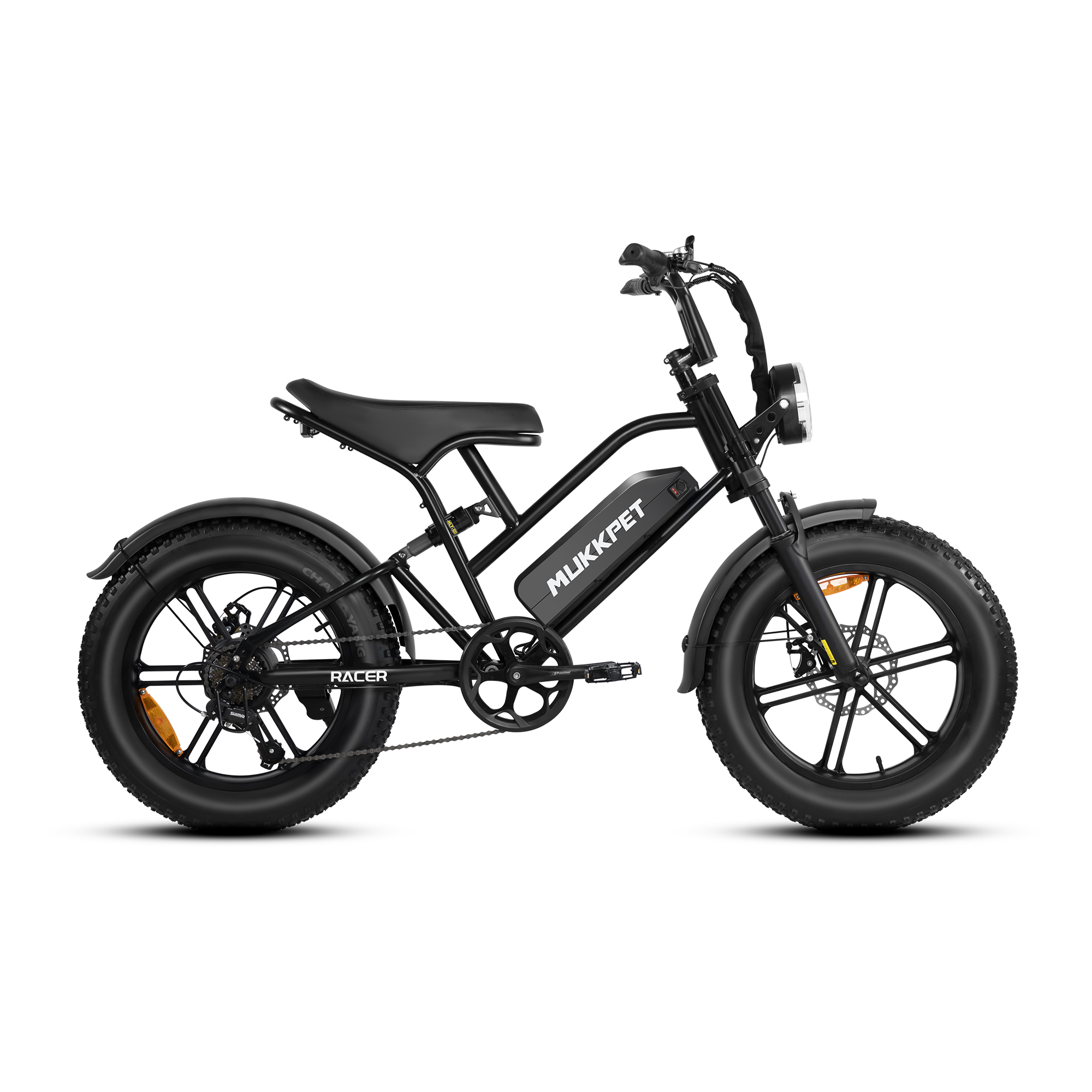 Ein schwarzes MUKKPET Elektro-Fatbike mit schlankem Design und robusten Reifen, auf weißem Hintergrund.