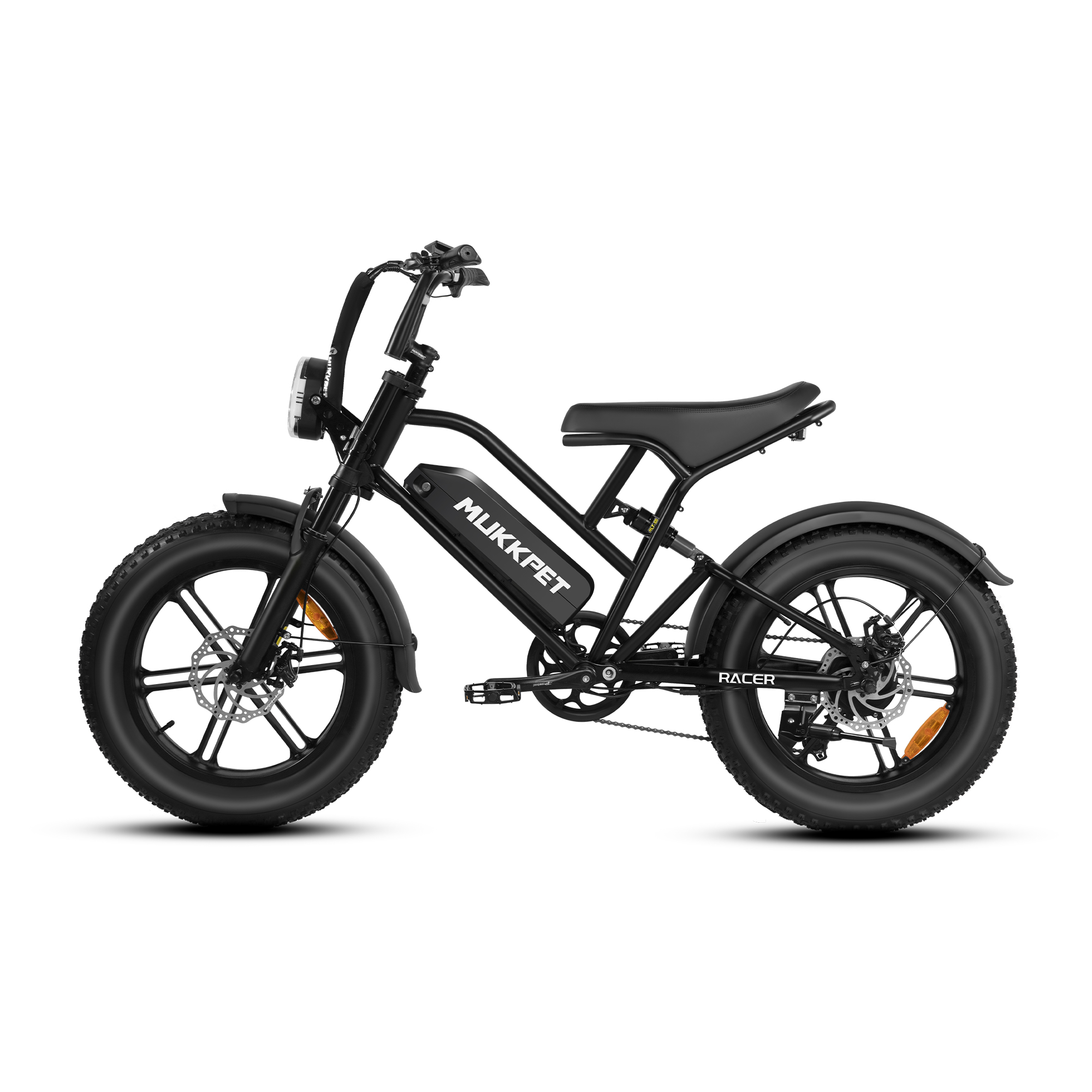 Schwarzes Elektrofahrrad mit dicken Reifen und Federung.