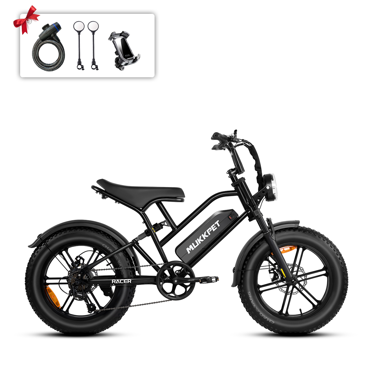 Ein schwarzes Elektrofahrrad mit dicken Reifen und einem Akkupack, begleitet von einer Geschenkbox mit Zubehör.