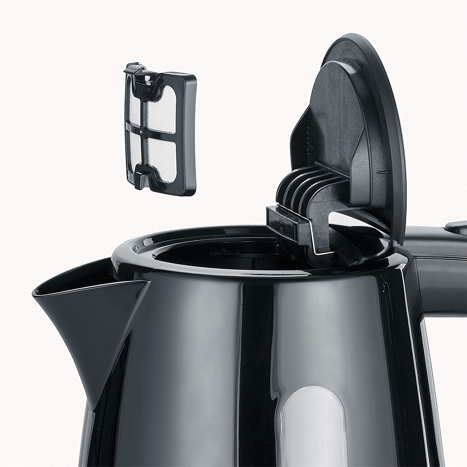 Ein schwarzer Wasserkocher mit abgenommenem, rechteckigem Kalkfilter über der Öffnung.