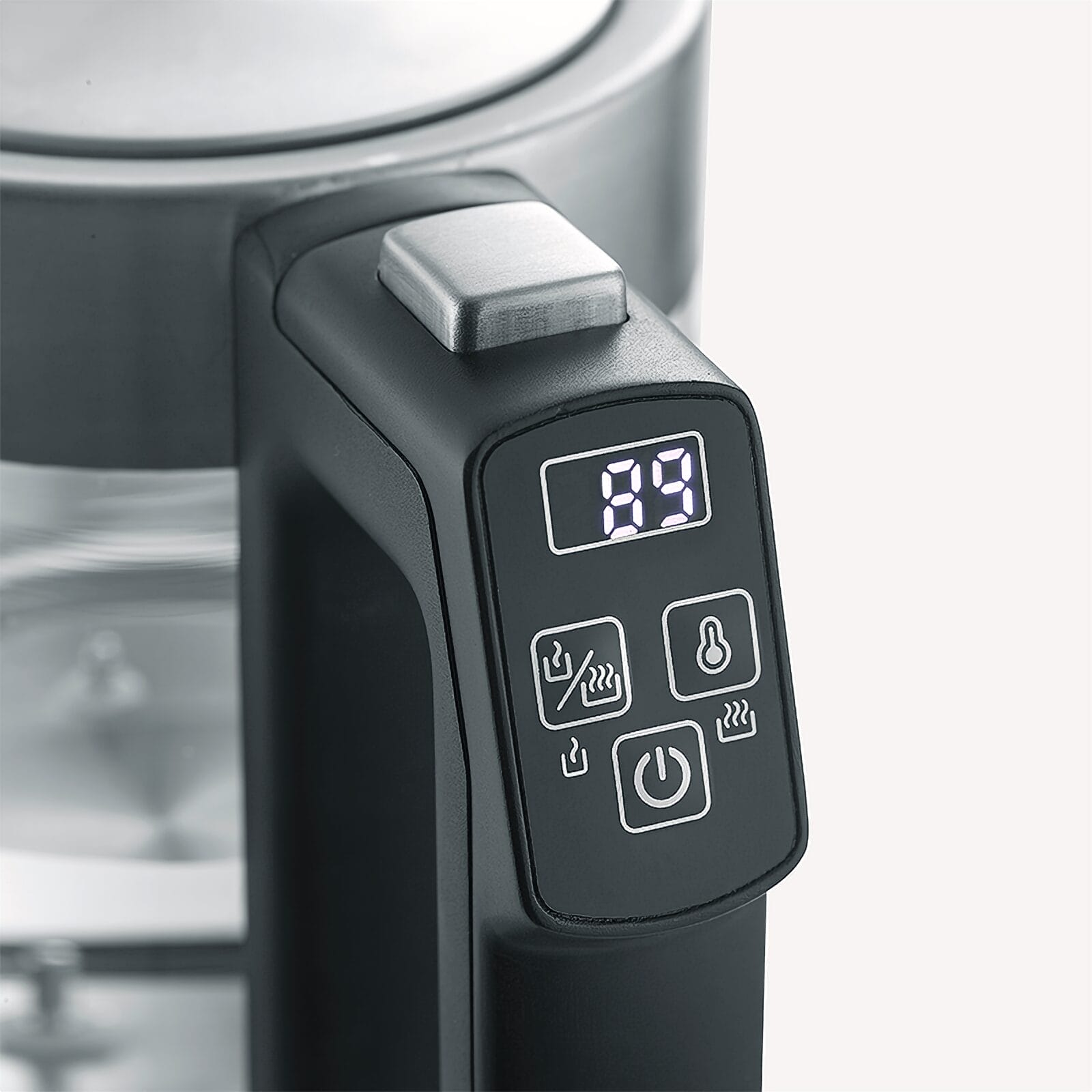 Zbliżenie na czarny uchwyt czajnika z cyfrowym wyświetlaczem pokazującym '89' oraz przyciskami sterowania temperaturą i zasilaniem.