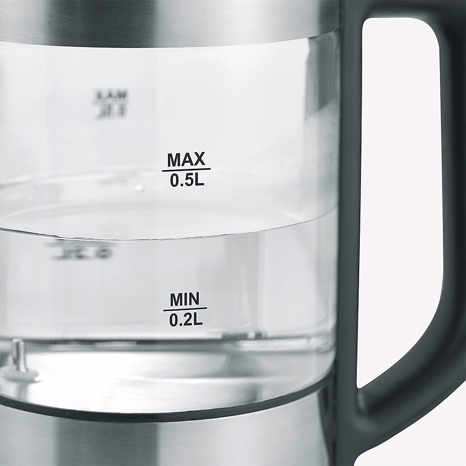 Zbliżenie czajnika z wskaźnikiem poziomu wody MAX 0.5L i MIN 0.2L.