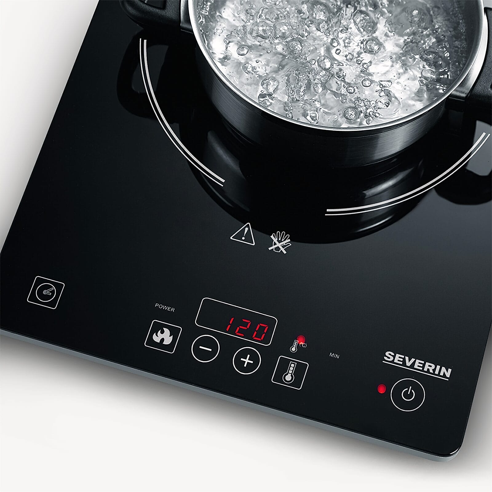 Garnek z wrzącą wodą na czarnej płycie indukcyjnej z cyfrowym sterowaniem.