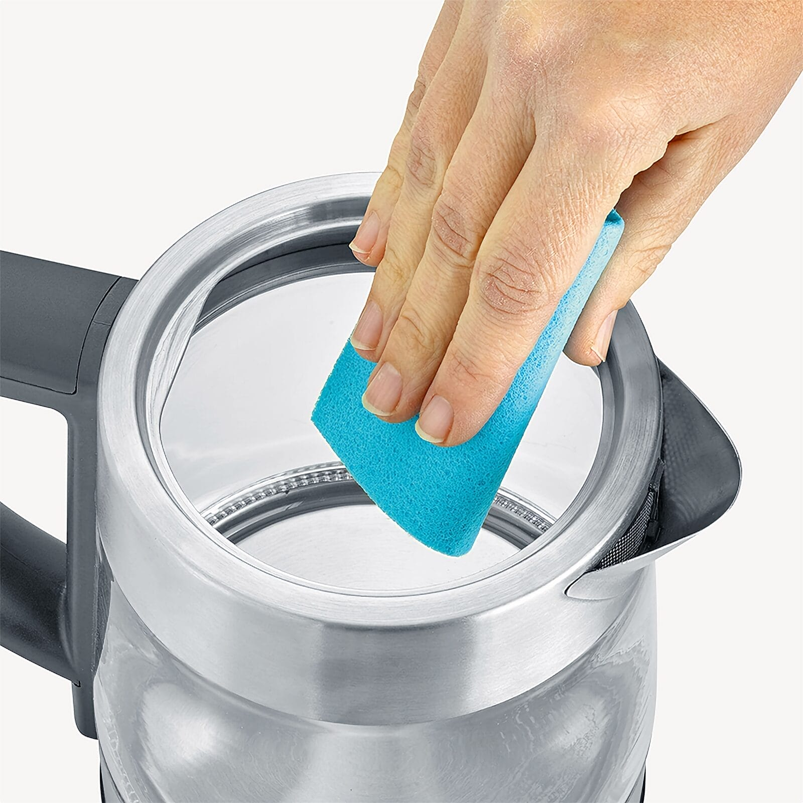 Mano pulisce interno bollitore vetro con spugna blu.