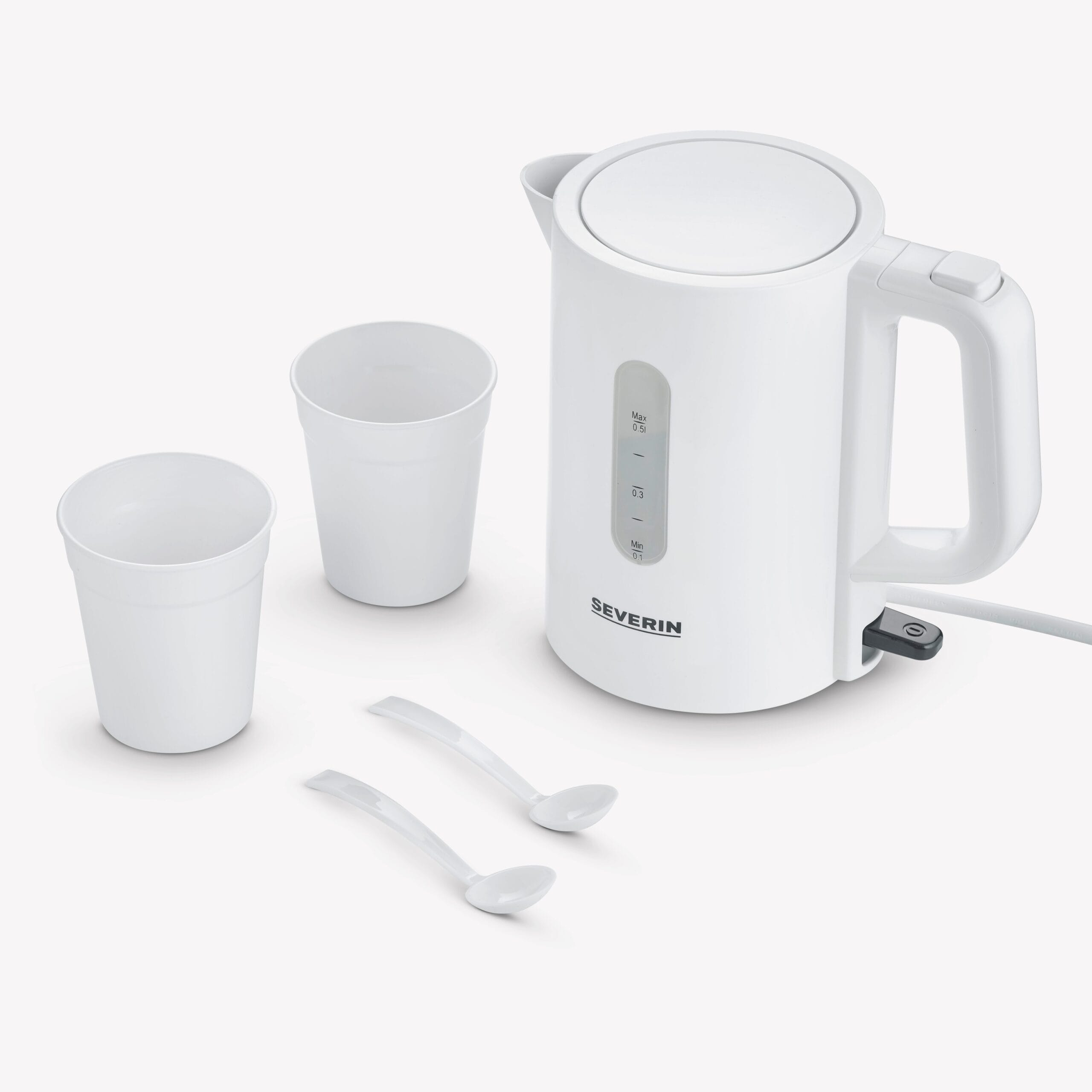 Une bouilloire électrique blanche avec deux tasses et cuillères blanches sur fond blanc.