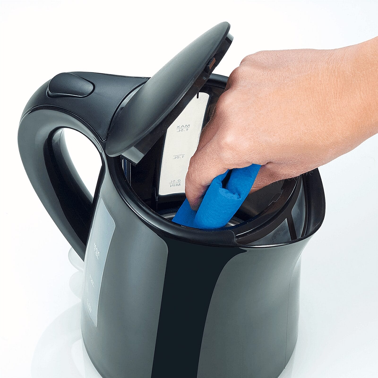 Eine Hand reinigt einen schwarzen Wasserkocher mit einem blauen Tuch.