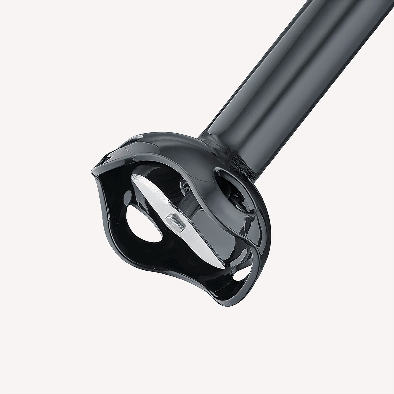 Zbliżenie ostrza blendera ręcznego z czarnym uchwytem na białym tle.