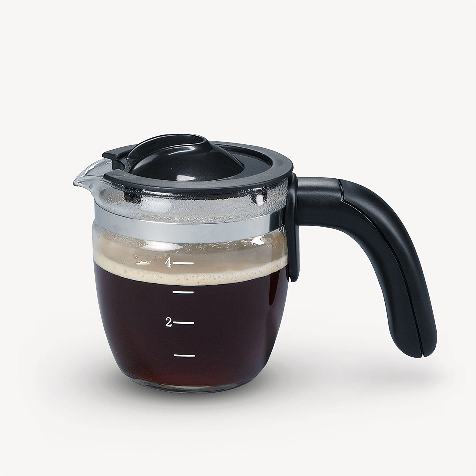 Glaskaraffe mit schwarzem Deckel und Griff, gefüllt mit Kaffee.