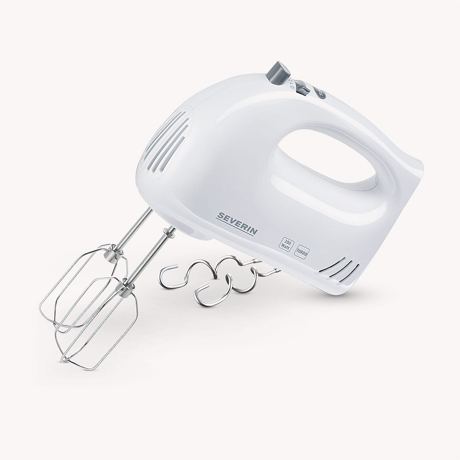 Ein weißer Handmixer mit Metallrührbesen und Knethaken.