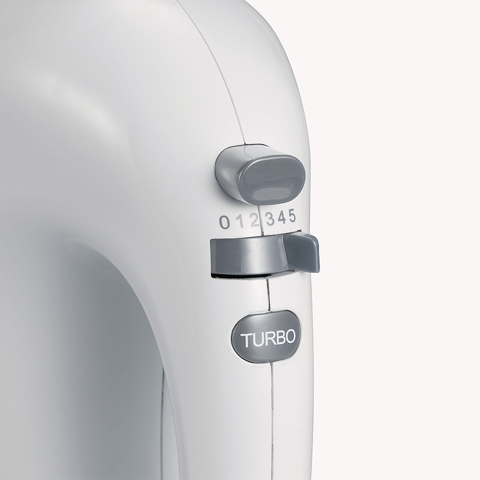 Nahaufnahme eines weißen Mixers mit grauen Bedienelementen und Geschwindigkeitsstufen.