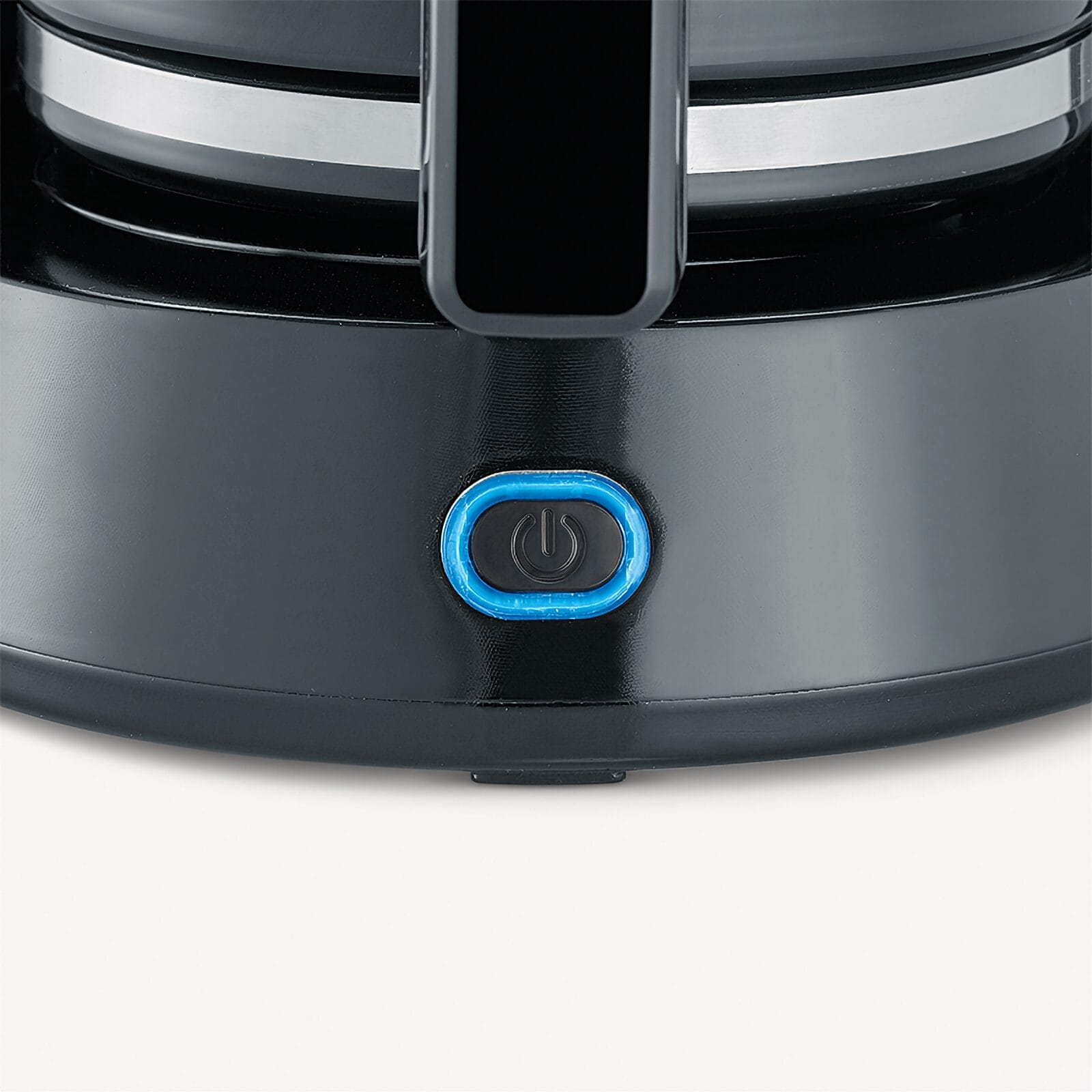 Czarny przycisk z niebieską, podświetlaną ramką i symbolem zasilania.