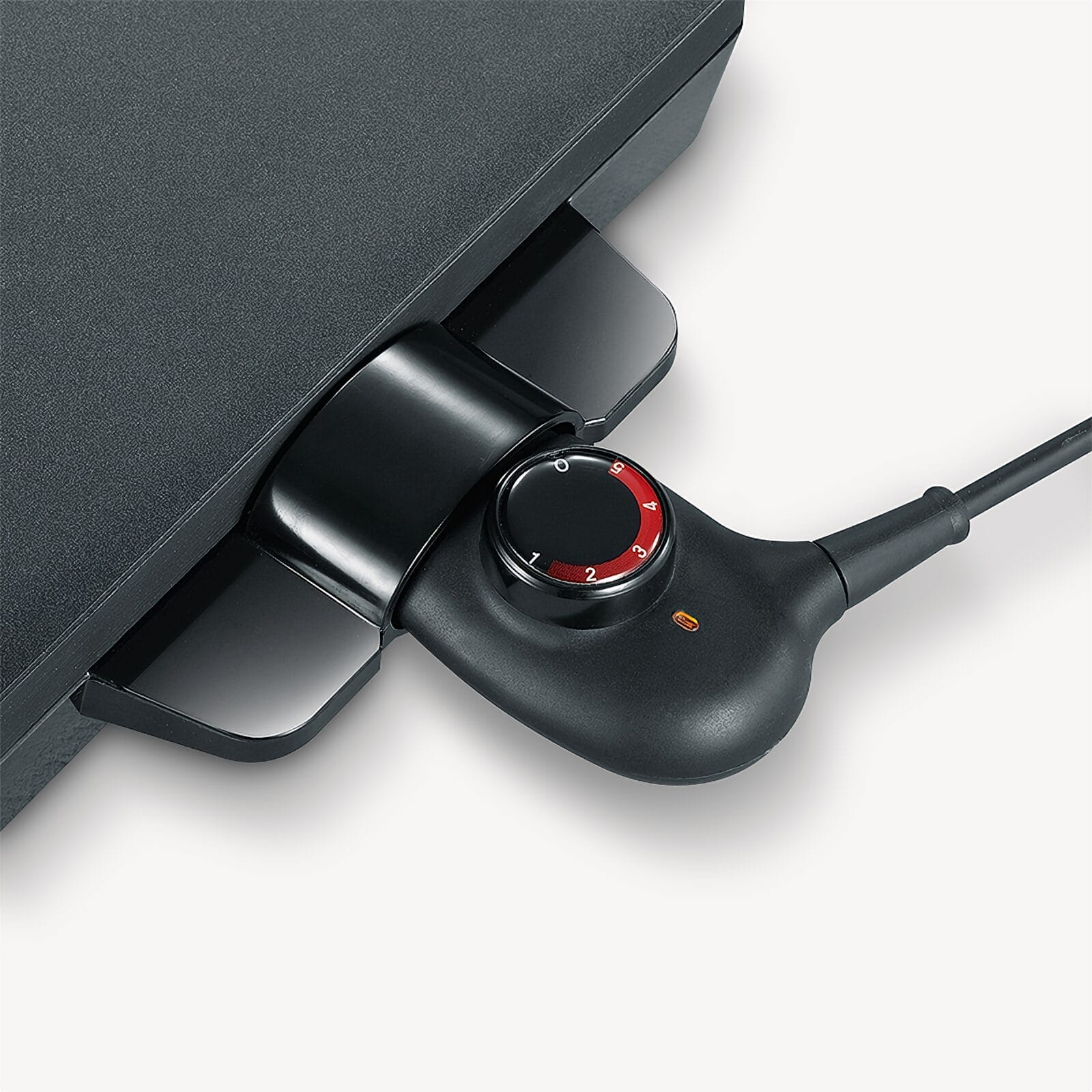 Primi piani del quadrante di temperatura nero con scala rossa su una piastra.