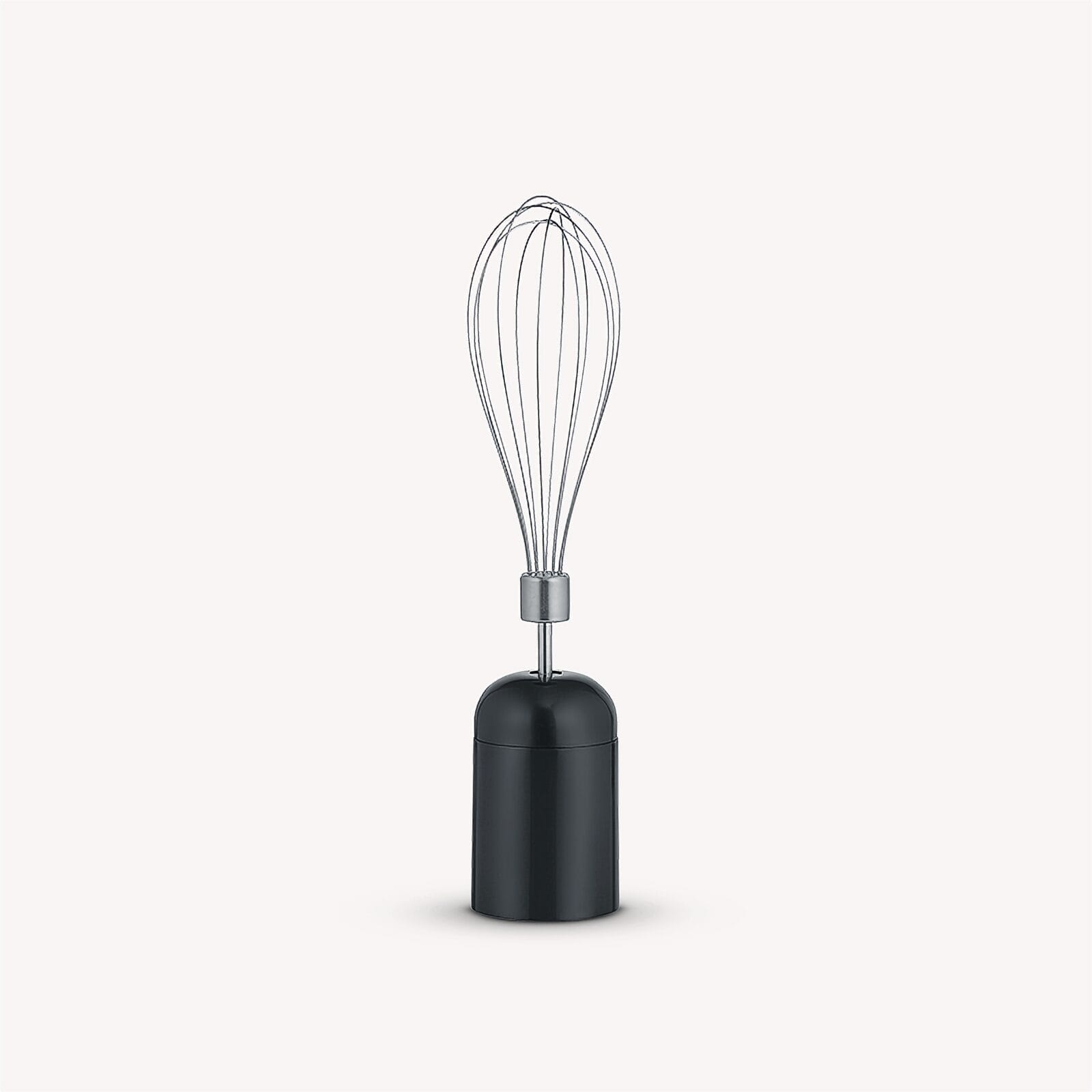 Een zwarte handmixer-accessoire met een metalen garde tegen een lichte achtergrond.