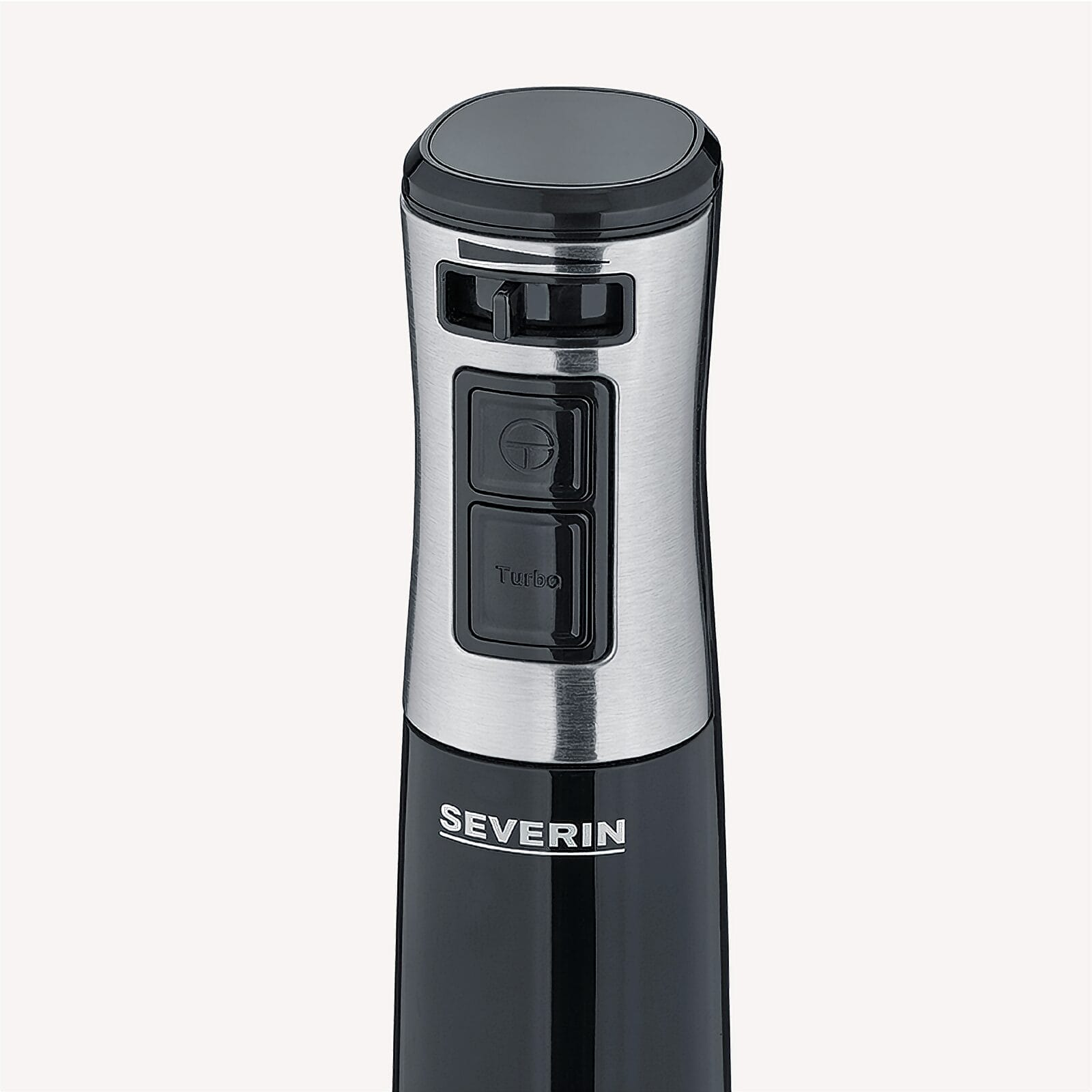 Close-up van een zwarte staafmixer met zilveren accenten en knoppen.