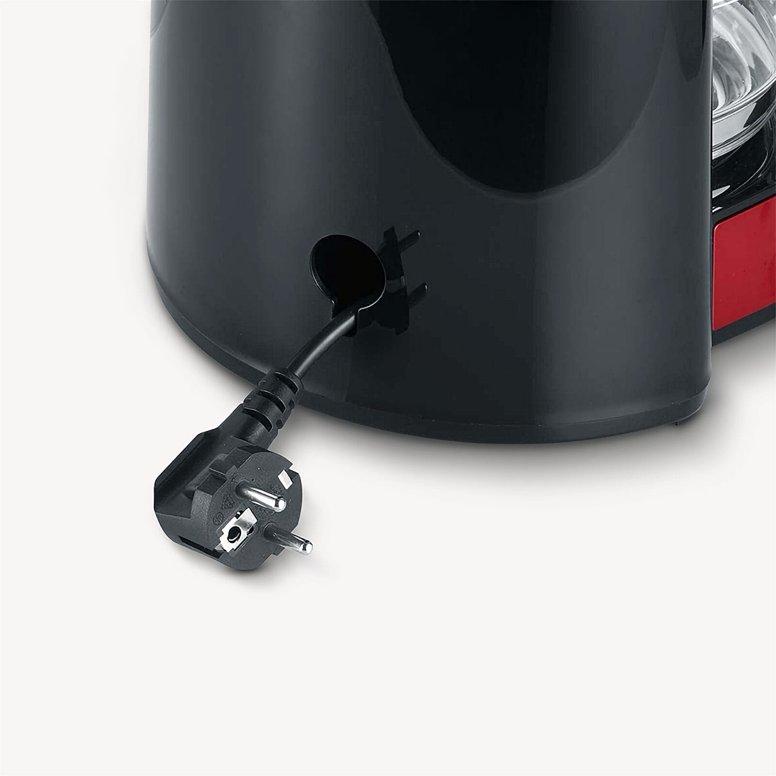 Czarna wtyczka z kablem wychodzi z czarnego urządzenia.