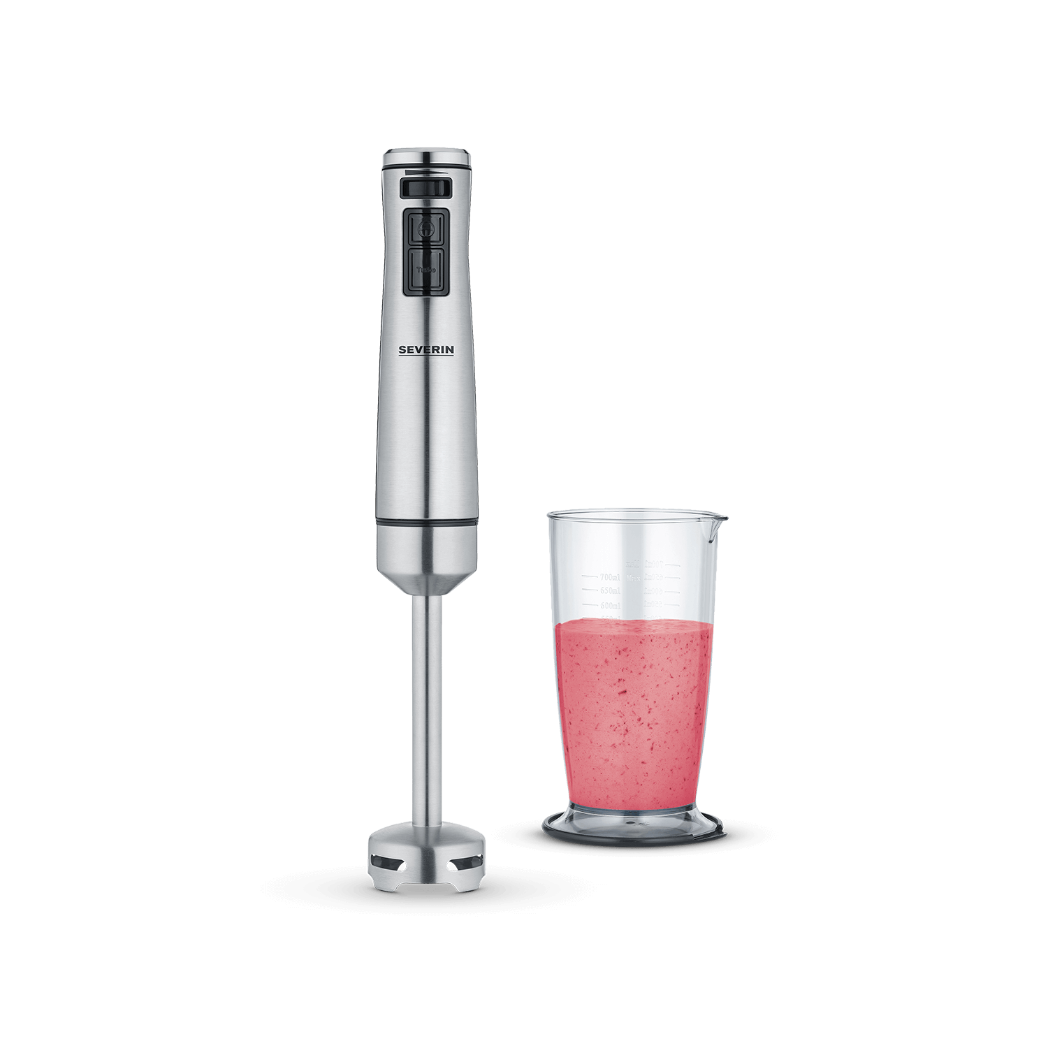 Ein silberner Stabmixer neben einem Glas mit rosafarbenem Smoothie auf schwarzem Hintergrund.