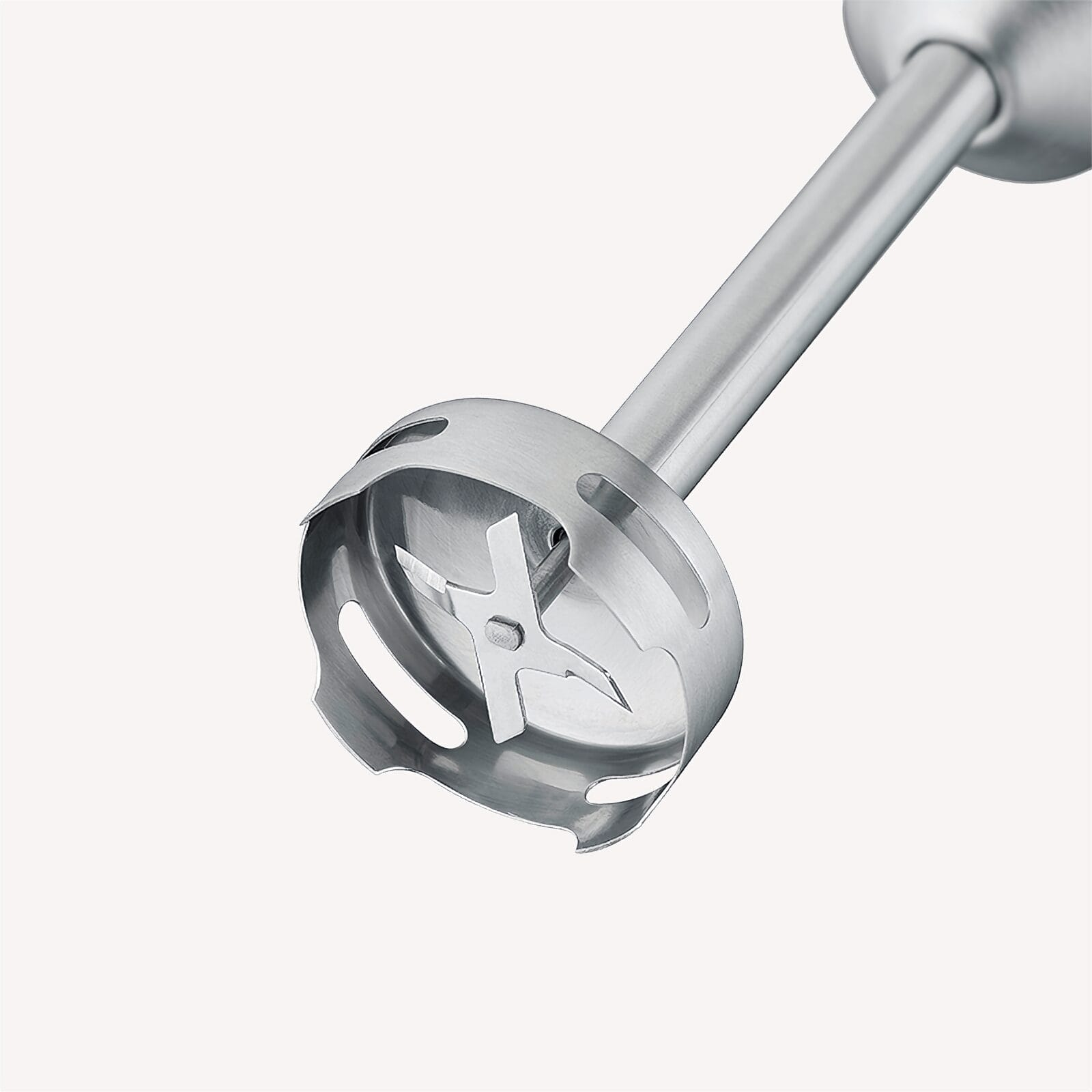 Nahaufnahme des Metallkopfes eines Stabmixers mit Klingen.