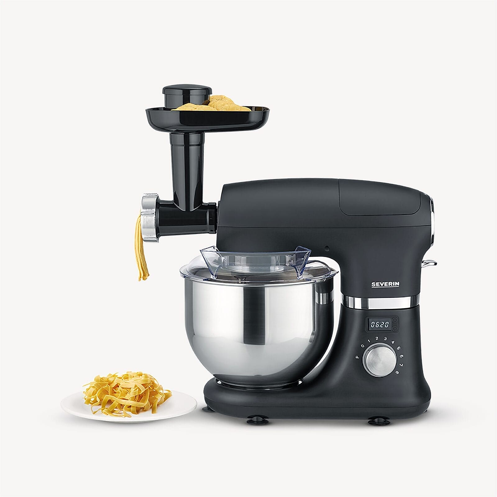 Un robot da cucina nero con accessorio per pasta, che produce pasta fresca.